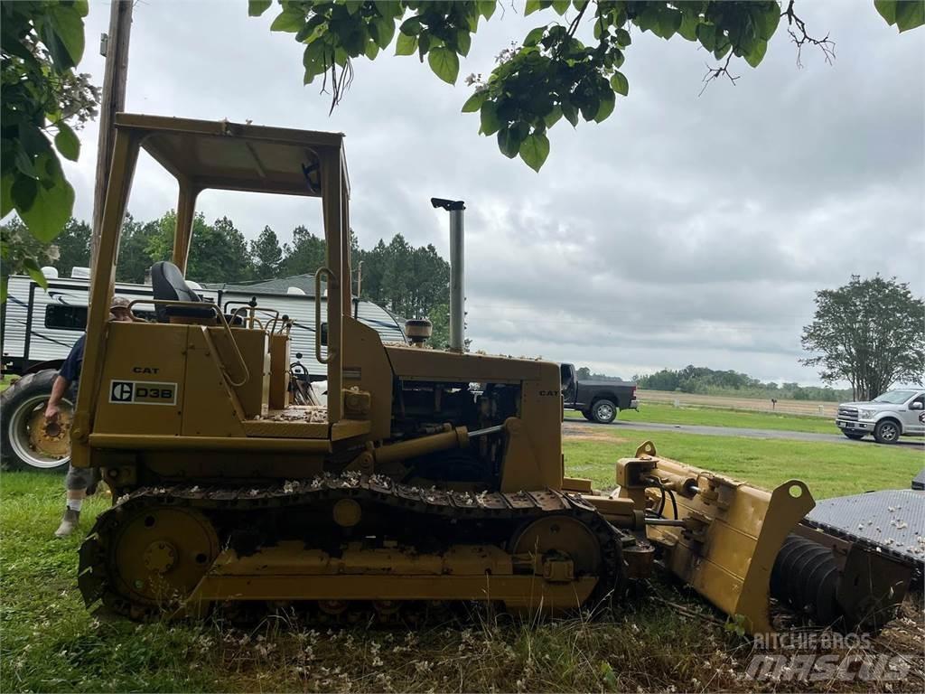 CAT D3B Kāpurķēžu buldozeri