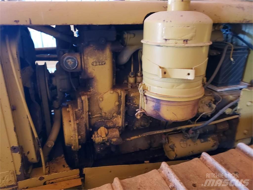 CAT D4 Cauruļvadu buldozeri