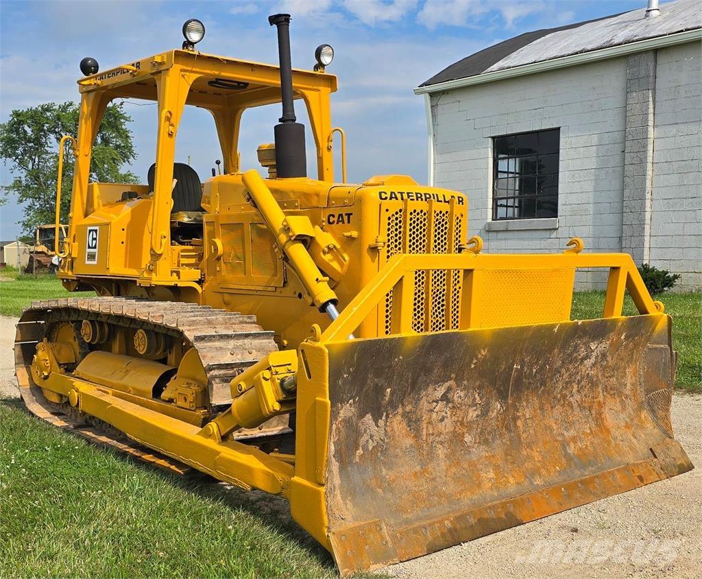 CAT D5B Kāpurķēžu buldozeri