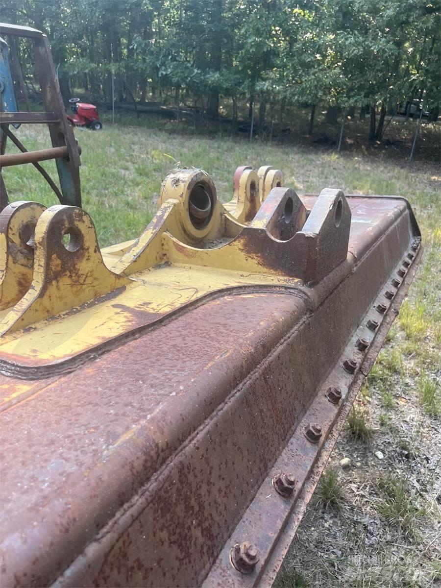 CAT D5K Naži