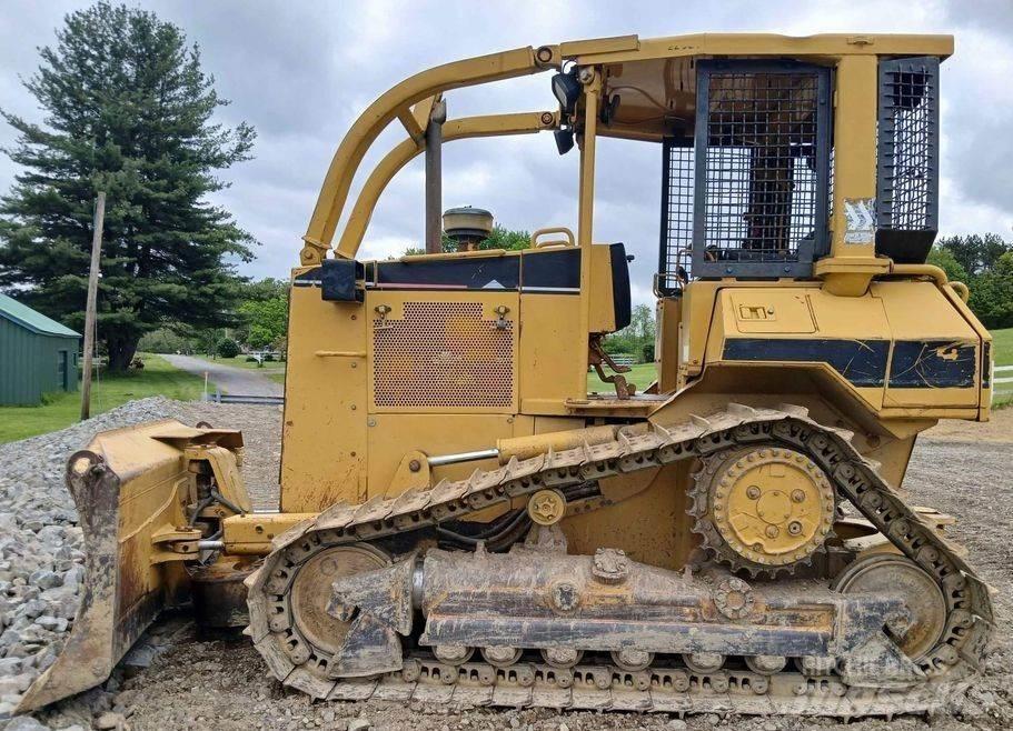 CAT D5M Kāpurķēžu buldozeri