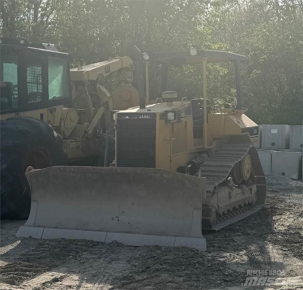 CAT D5M Kāpurķēžu buldozeri