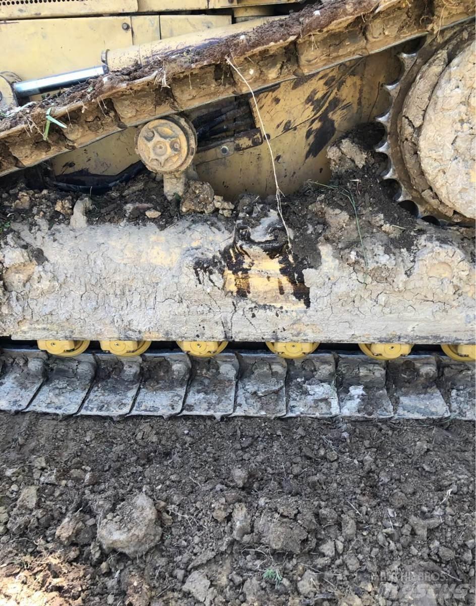 CAT D5M Kāpurķēžu buldozeri