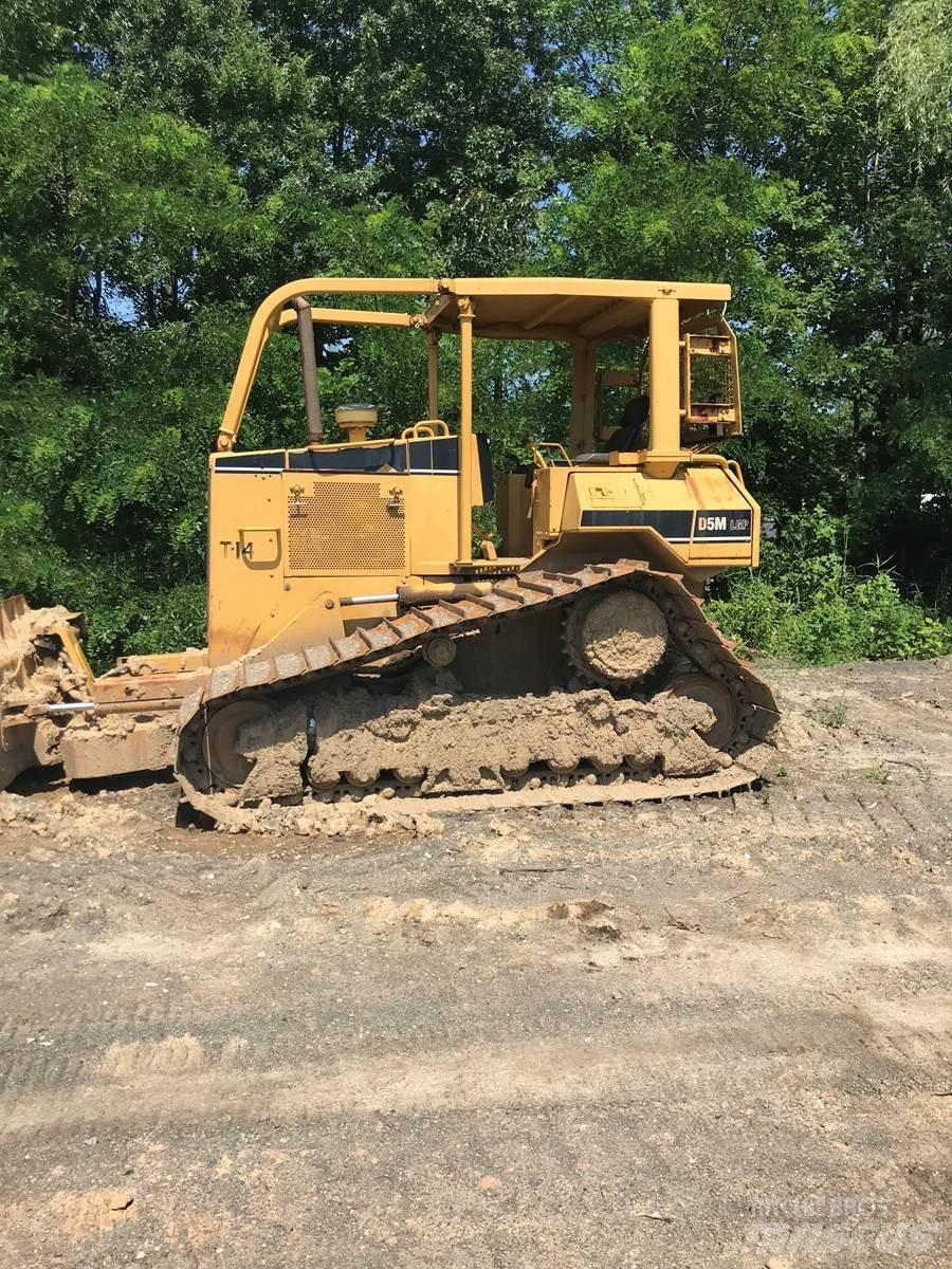 CAT D5M Kāpurķēžu buldozeri