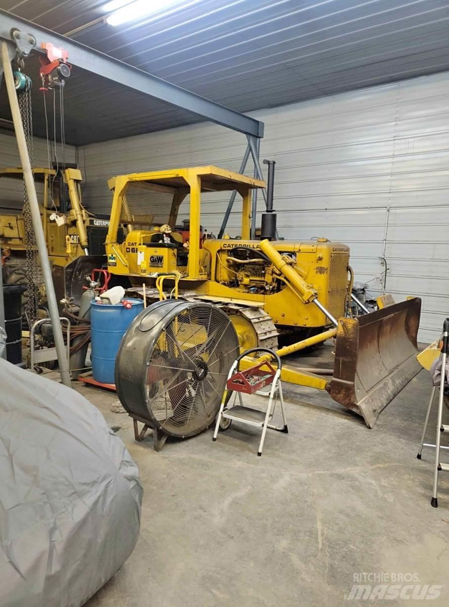 CAT D6B Kāpurķēžu buldozeri