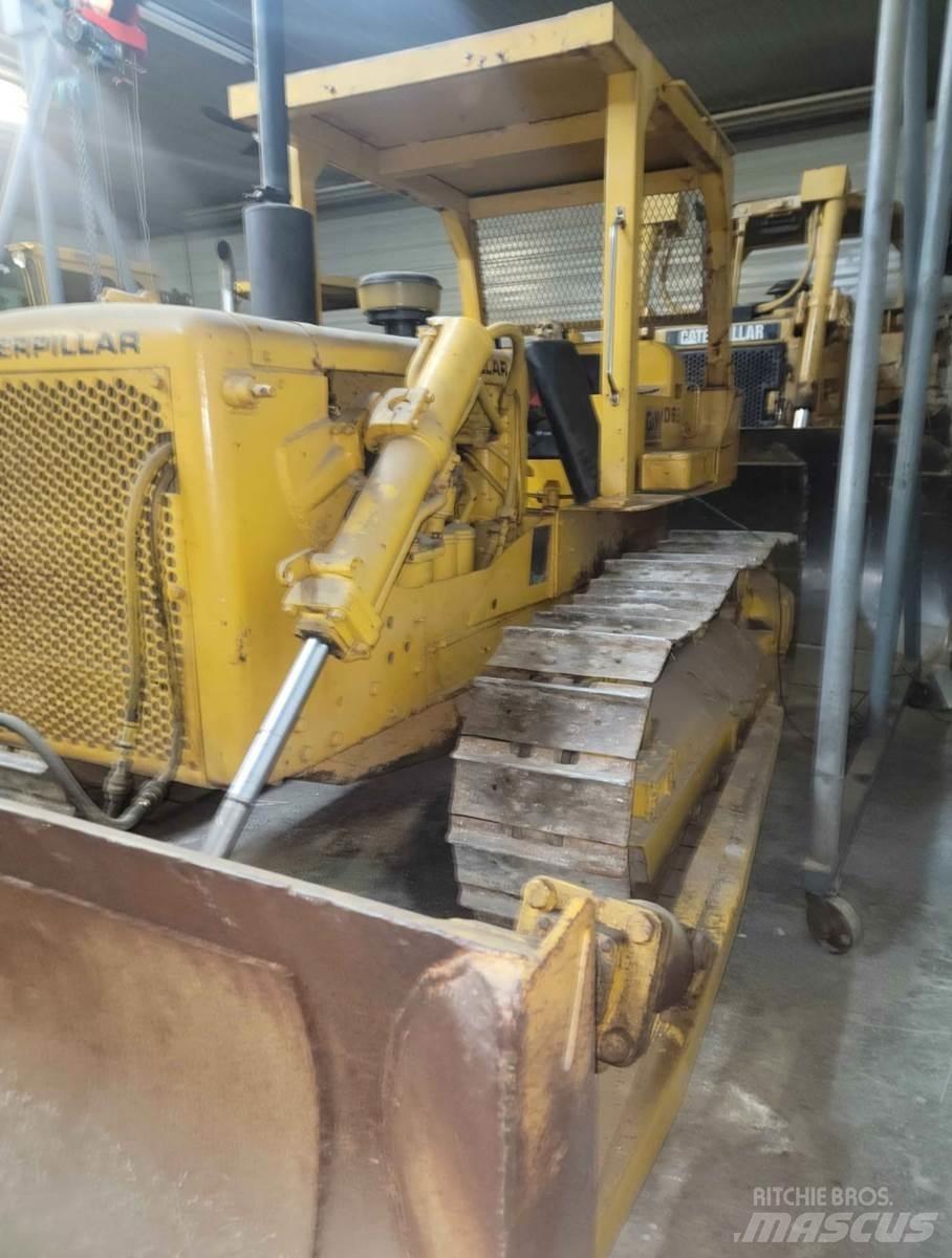 CAT D6B Kāpurķēžu buldozeri