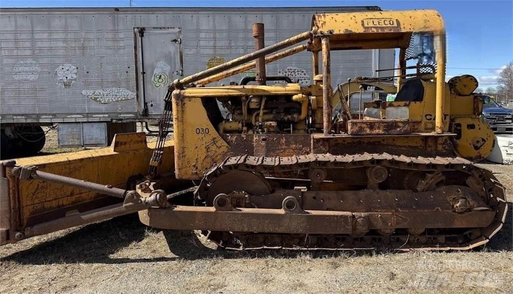 CAT D7 Kāpurķēžu buldozeri