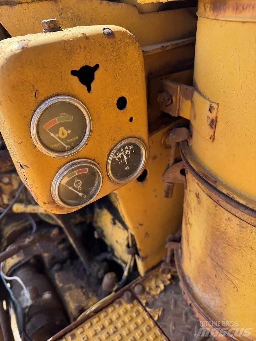 CAT D7 Kāpurķēžu buldozeri