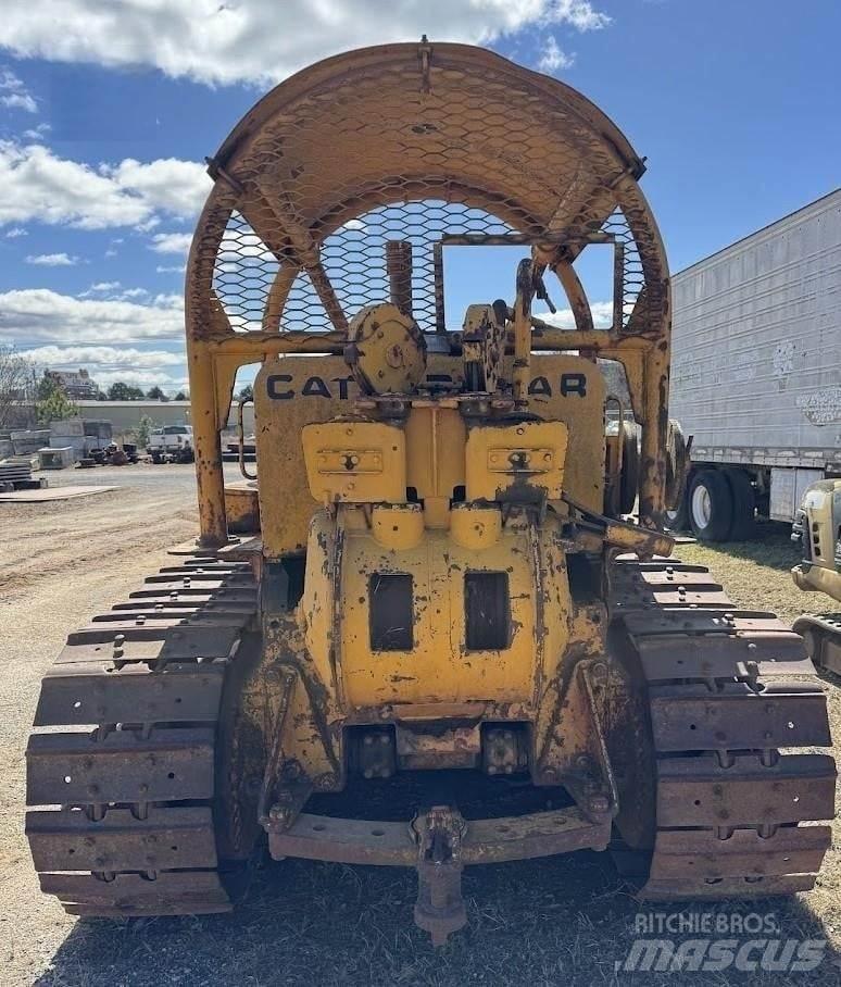 CAT D7 Kāpurķēžu buldozeri