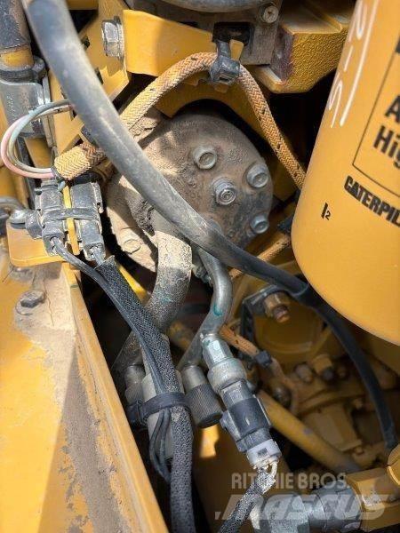 CAT D8T Kāpurķēžu buldozeri