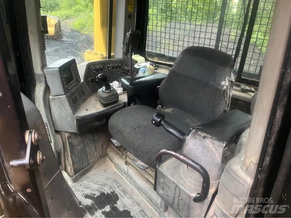 CAT D8T Kāpurķēžu buldozeri