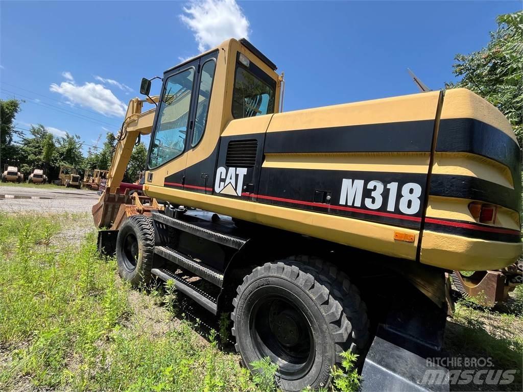 CAT M318 Ekskavatori uz riteņiem