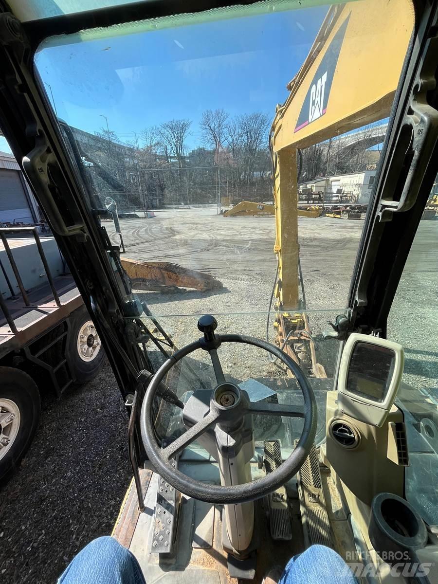 CAT M318C Ekskavatori uz riteņiem