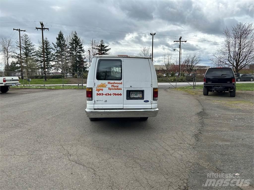 Ford E-250 Mikroautobusi