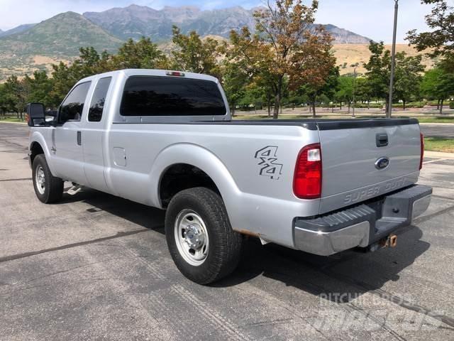 Ford F-250 Vieglais kravas automobilis/izkraušana no sāniem