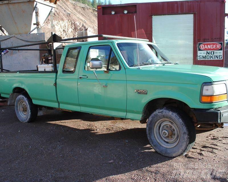 Ford F-250 Vieglais kravas automobilis/izkraušana no sāniem