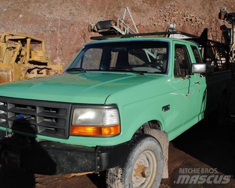 Ford F-250 Vieglais kravas automobilis/izkraušana no sāniem