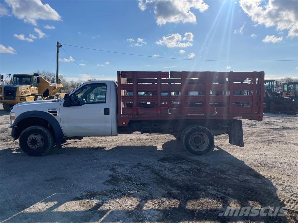 Ford F-450 Dzīvnieku pārvadāšanas transports