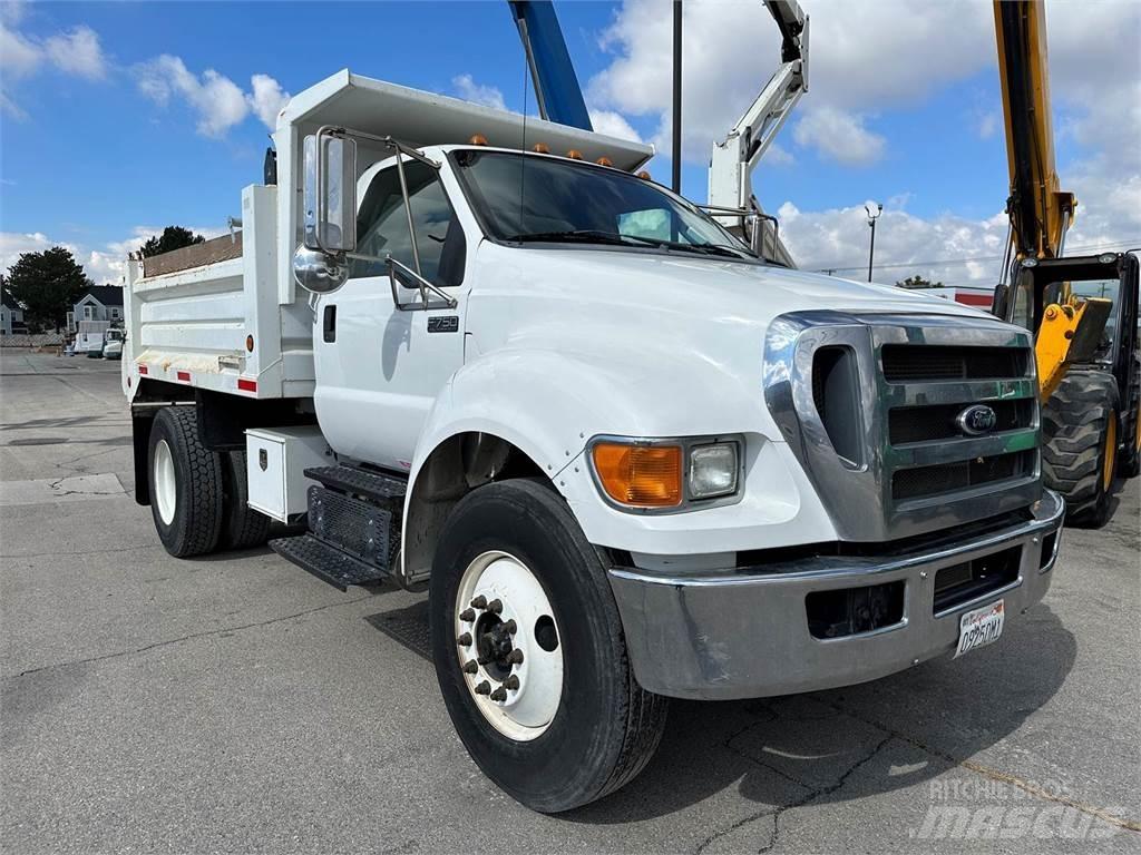 Ford F-750 Pašizgāzējs