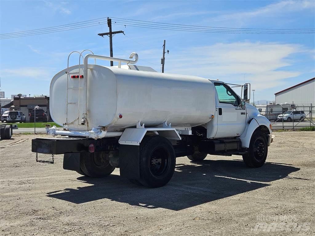 Ford F-750 Autocisterna