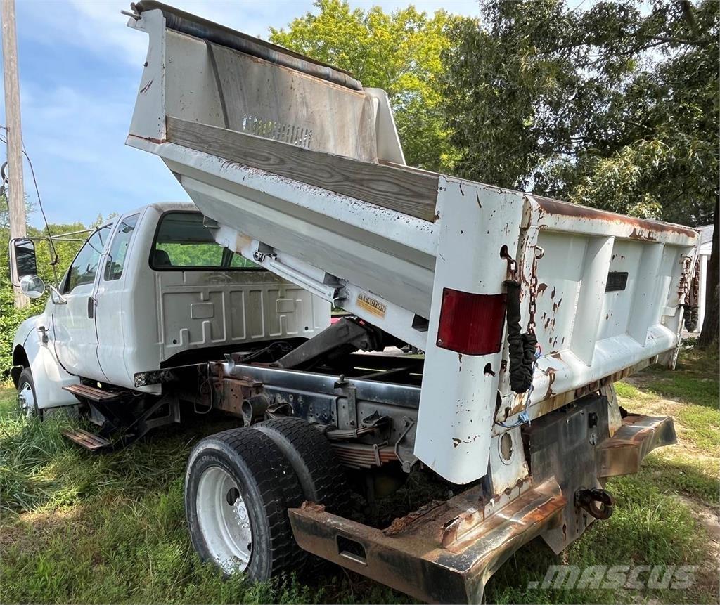 Ford F-750 Pašizgāzējs