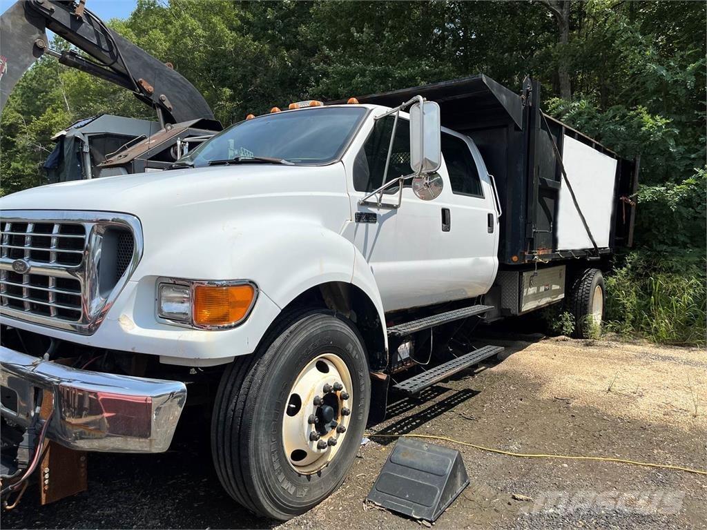Ford F-750 Pašizgāzējs
