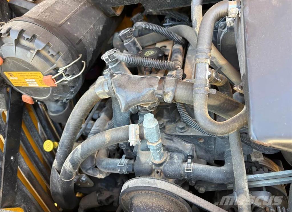 JCB 1CXT Lietoti riteņu kompaktiekrāvēji