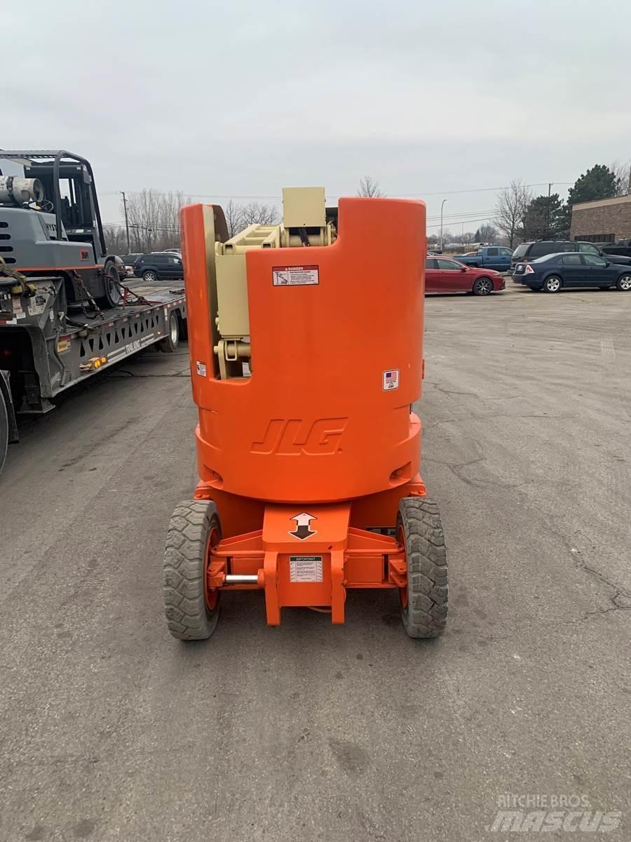 JLG E300AJ Vertikālie pacēlāji