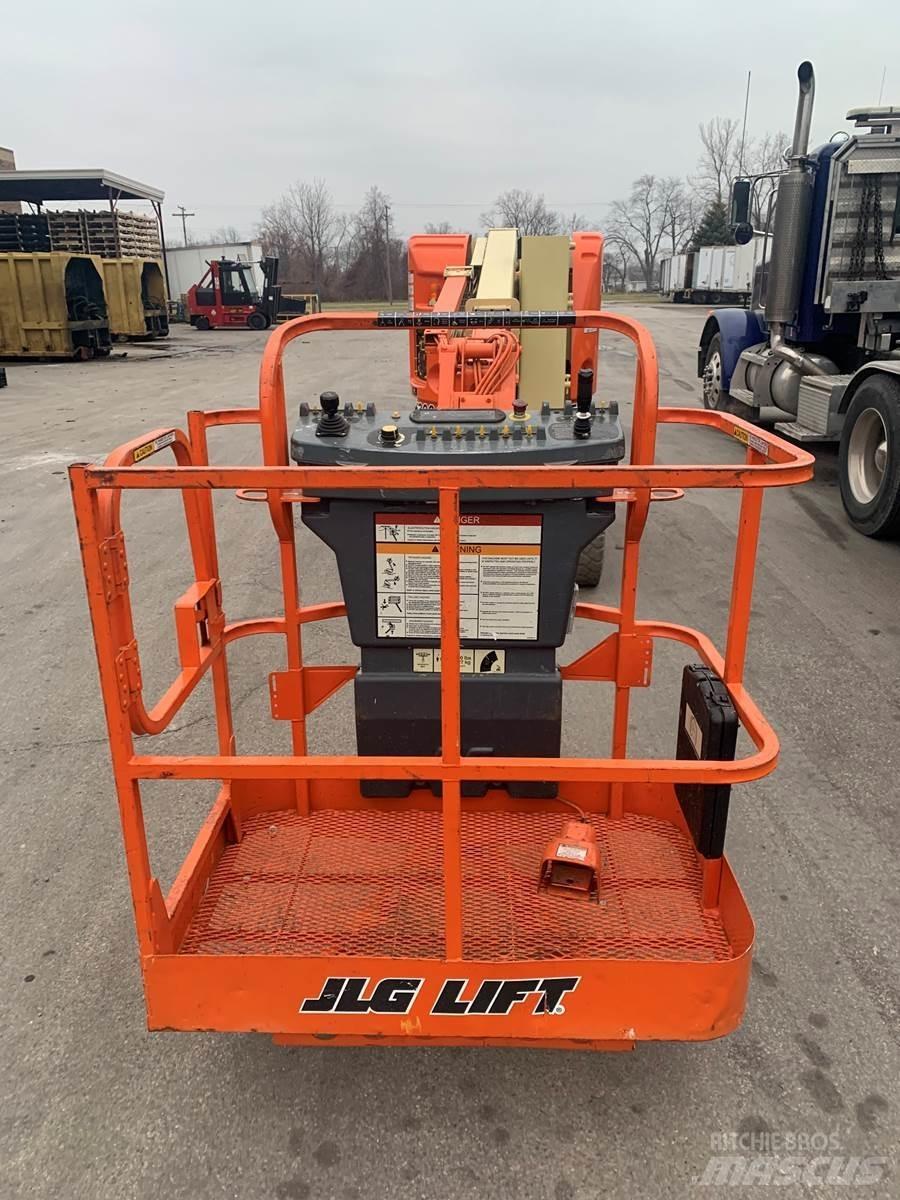 JLG E300AJ Vertikālie pacēlāji