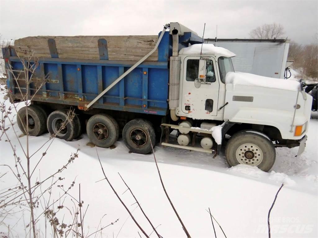 Mack CL613 Pašizgāzējs