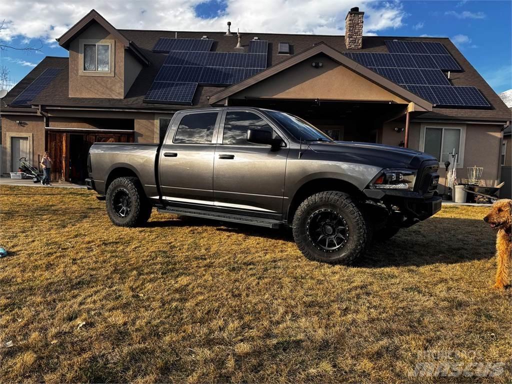RAM 1500 Vieglais kravas automobilis/izkraušana no sāniem