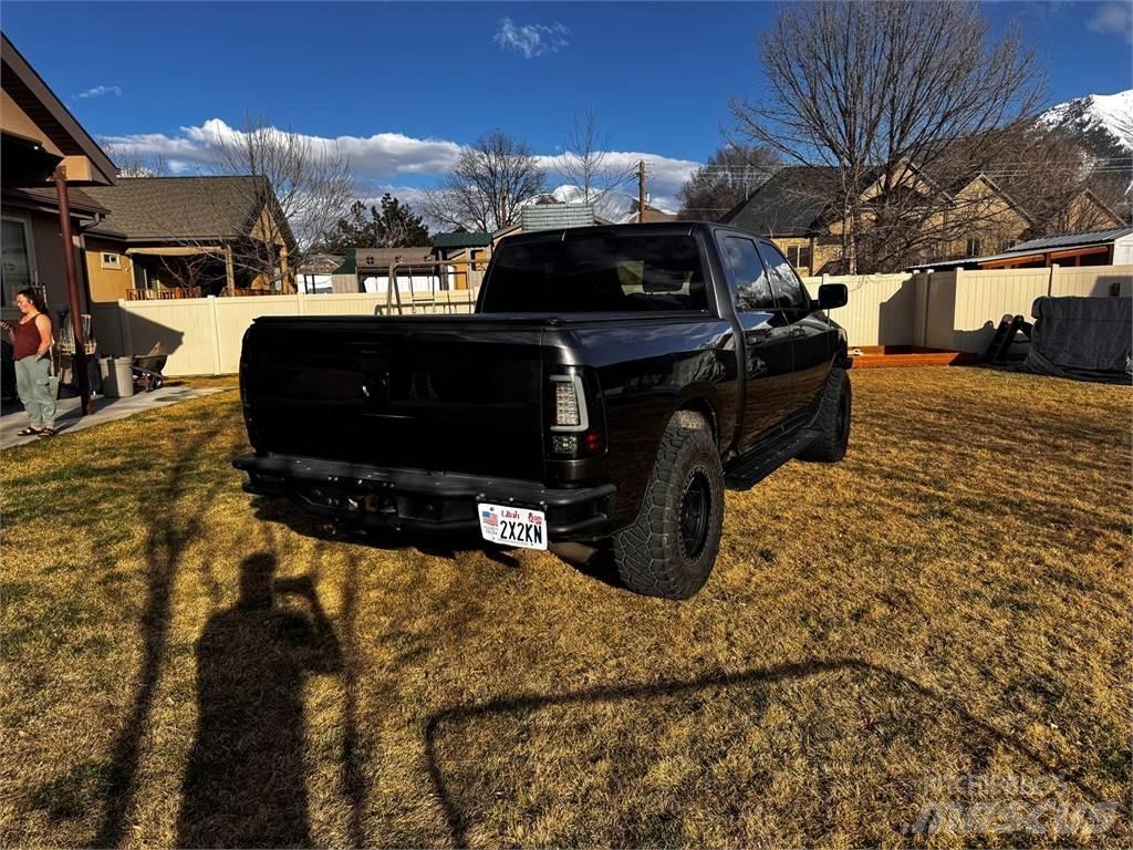 RAM 1500 Vieglais kravas automobilis/izkraušana no sāniem