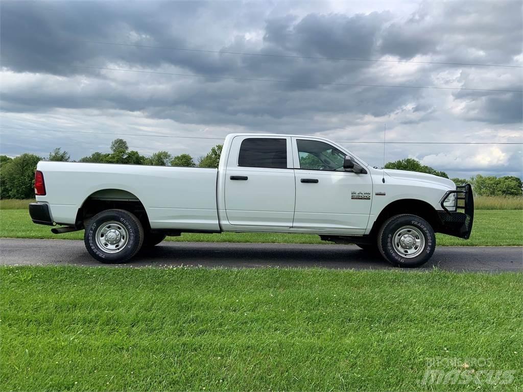 RAM 2500 Vieglais kravas automobilis/izkraušana no sāniem