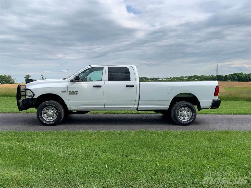 RAM 2500 Vieglais kravas automobilis/izkraušana no sāniem