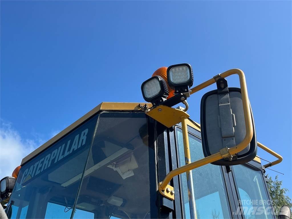 CAT IT24F Iekrāvēji uz riteņiem