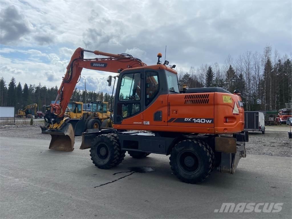 Doosan DX 140W Ekskavatori uz riteņiem