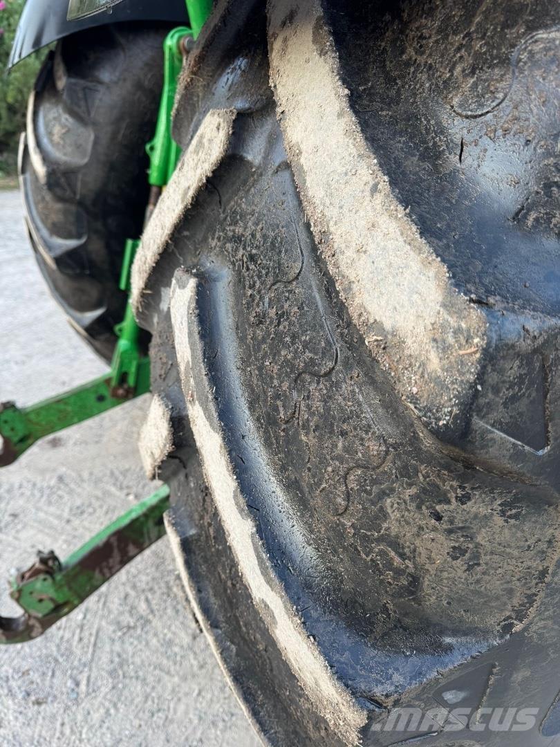 John Deere 6215R Traktori