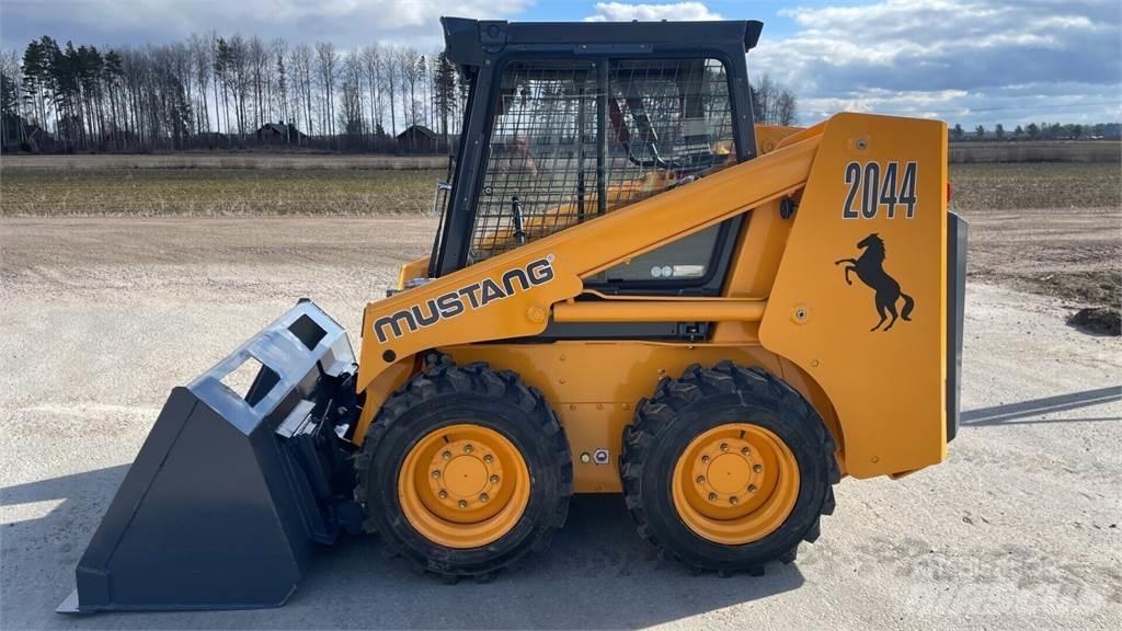 Mustang 2044 Lietoti riteņu kompaktiekrāvēji
