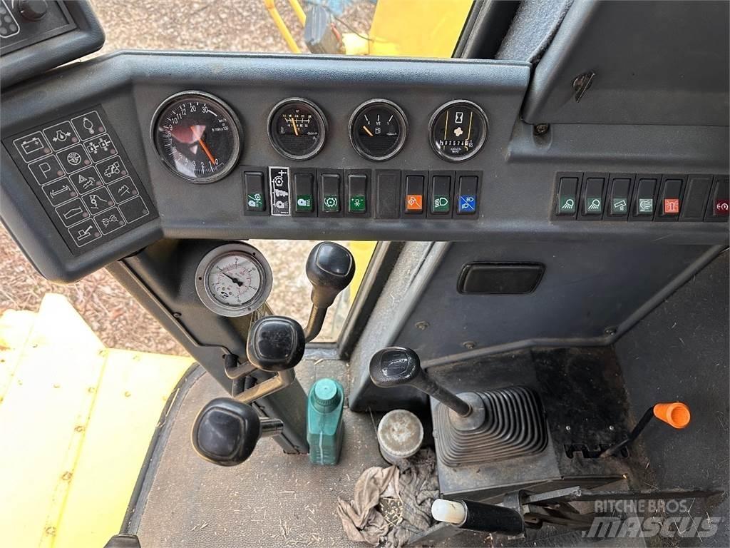New Holland TC56 Ražas novākšanas kombaini