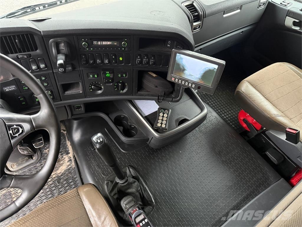 Scania R560 Treileri ar āķi