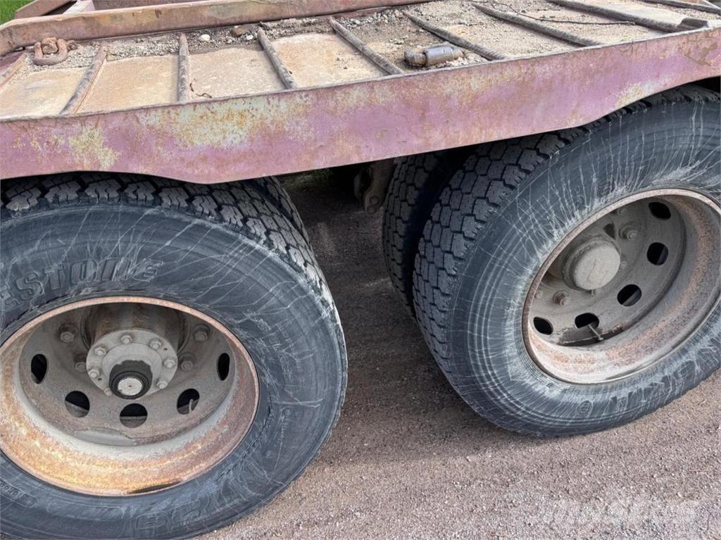 Sisu SM300 6X2 Treileri meža tehnikas transportēšanai