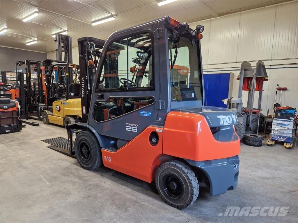 Toyota 02-8FDF25 Tehnika ar dīzeļa dzinēju