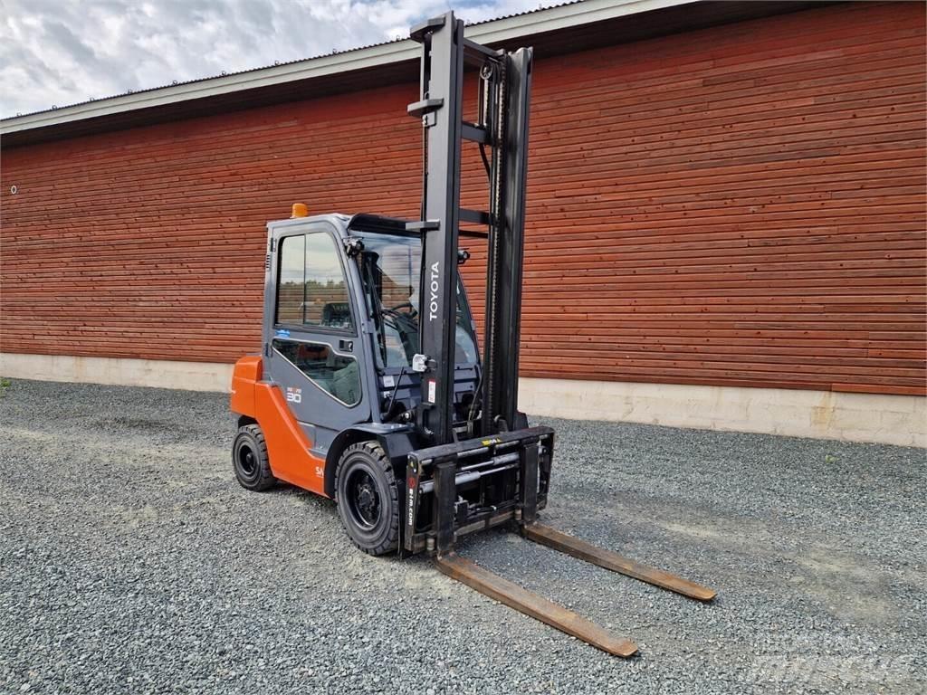 Toyota 02-8FDF30 Tehnika ar dīzeļa dzinēju