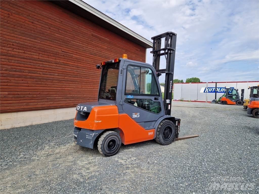 Toyota 02-8FDF30 Tehnika ar dīzeļa dzinēju