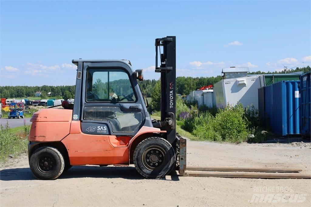 Toyota 7FD40 Tehnika ar dīzeļa dzinēju