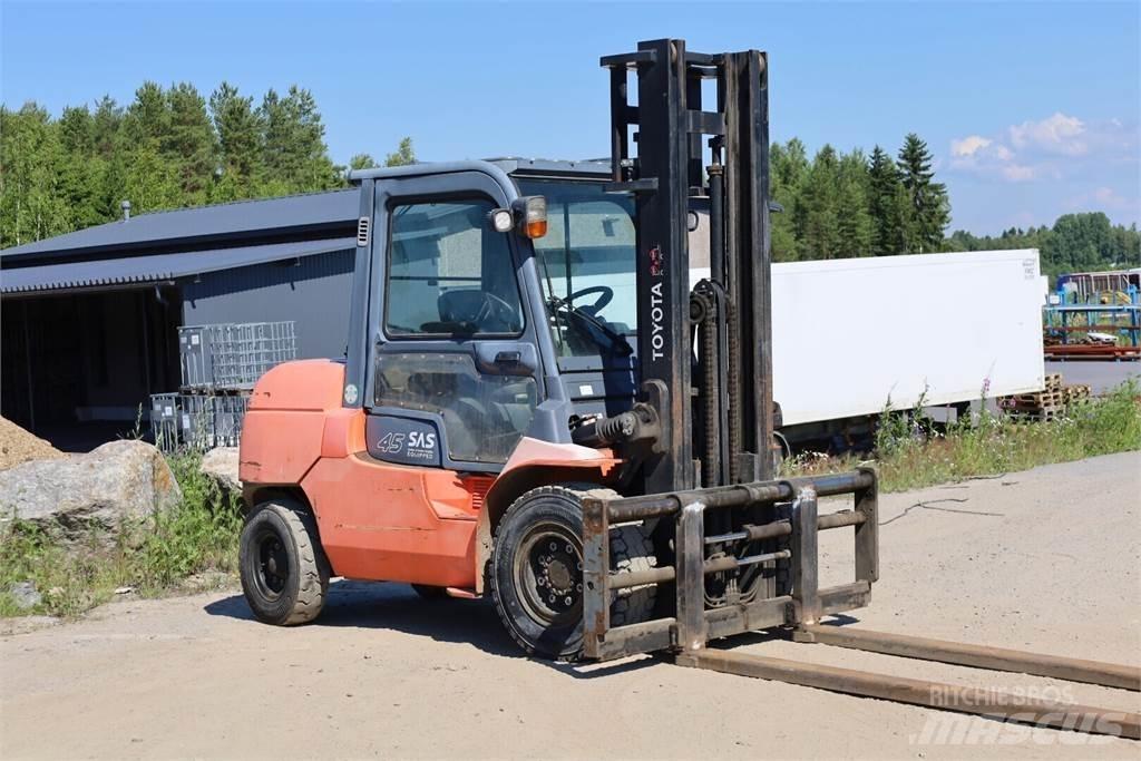 Toyota 7FD40 Tehnika ar dīzeļa dzinēju
