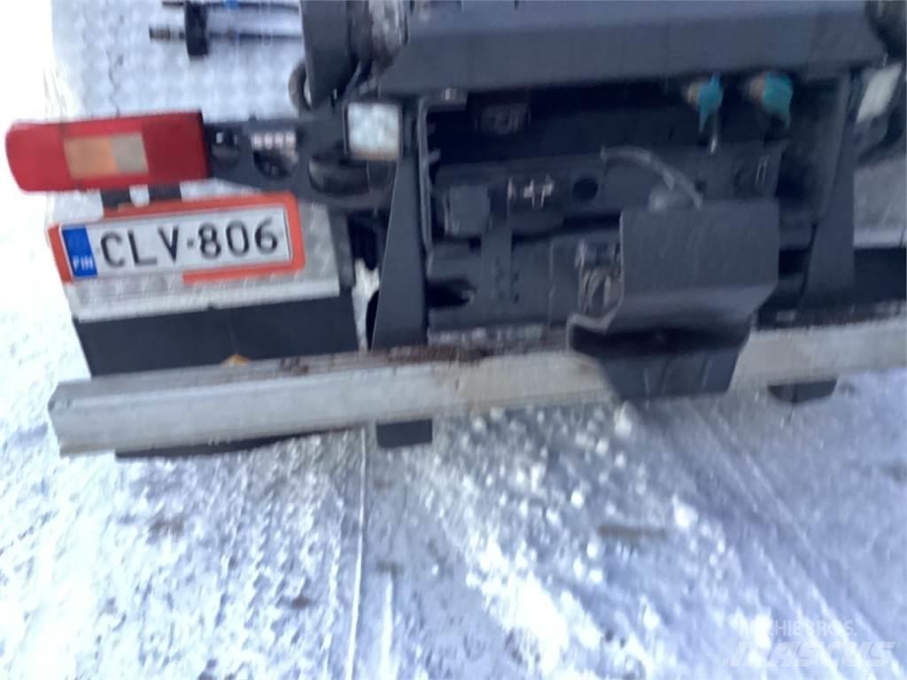 Volvo 460 Treileri ar āķi