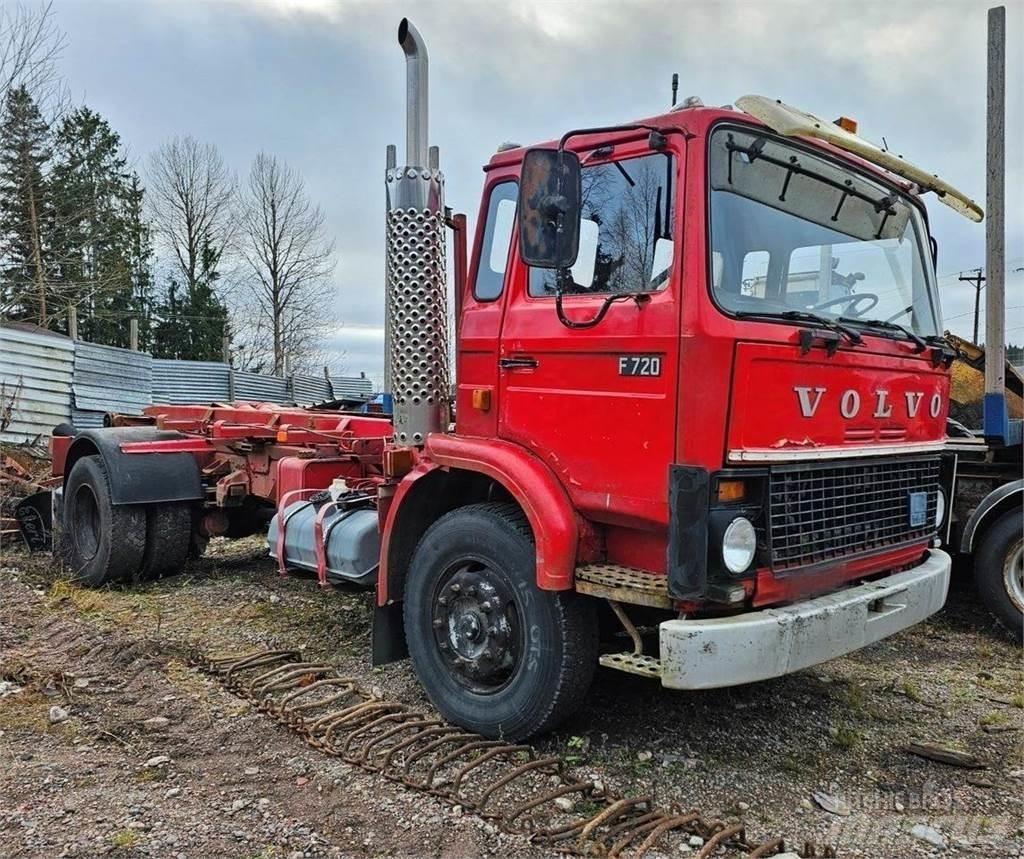 Volvo F720 Treileri ar āķi