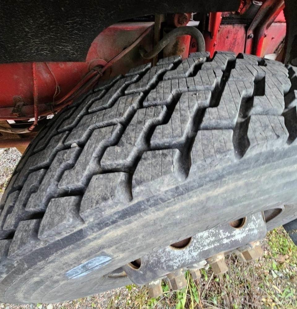 Volvo F720 Treileri ar āķi