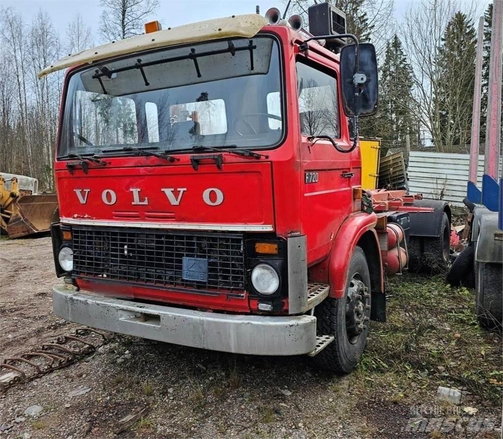 Volvo F720 Treileri ar āķi
